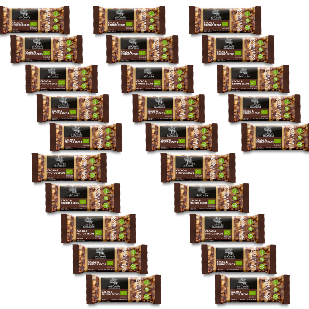 Veinticinco Barritas energéticas ecológicas de Cacao y Frutos Secos deliCatalia/El Abuelo 40g de Jijona S.A. se disponen sobre un fondo blanco formando la letra "W".