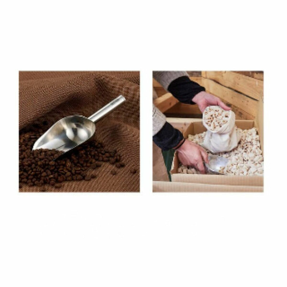 Imagen izquierda: Una pala de An Acero apoyada sobre un lecho de granos de café. Imagen de la derecha: Manos sacando alimentos secos con una Cuchara Dispensadora Quttin de 24,5 x 10 x 5 cm en una bolsa de tela de una caja de madera.