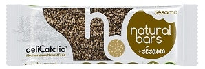 Una Barrita ecológica de sésamo de 30g de Jijona S.A. (Partida de Alequa s/n, Jijona, Alicante) de DeliCatalia, con semillas de sésamo ecológico visibles a través del envoltorio y etiquetada como "barritas naturales + sésamo".