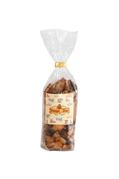 Una bolsa de plástico transparente de Menges de Deus Coco Laminado Garrapiñados 1kg, con una etiqueta beige que muestra información nutricional, sellada por un lazo de oro, sobre un fondo blanco liso. Marca: Alicante - Cerdá, 104. 03009 Alicante.