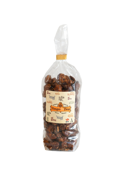 Una bolsa de plástico transparente con 1kg de Anarcados Garrapiñados, etiquetada "Menges de Deus - Alicante - Cerdá, 104. Alicante". 03009 Alicante", destacando sus cualidades veganas, sin gluten, artesanales e información nutricional como la grasa total.