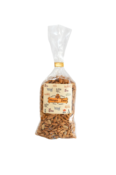 Bolsa transparente de Pipas de Girasol Garrapiñadas 1kg de Menges de Deus - Alicante - Cerdá, 104. Alicante. 03009 Alicante, precintada con un lazo dorado y presentada sobre un fondo blanco liso.