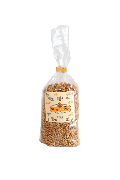 Bolsa de plástico transparente de Sésamo Garrapiñado 1kg de Menges de Deus - Alicante - Cerdá, 104. Alicante. 03009 Alicante, precintada en la parte superior con una etiqueta beige con texto, ilustraciones e información nutricional sobre las semillas de sésamo.
