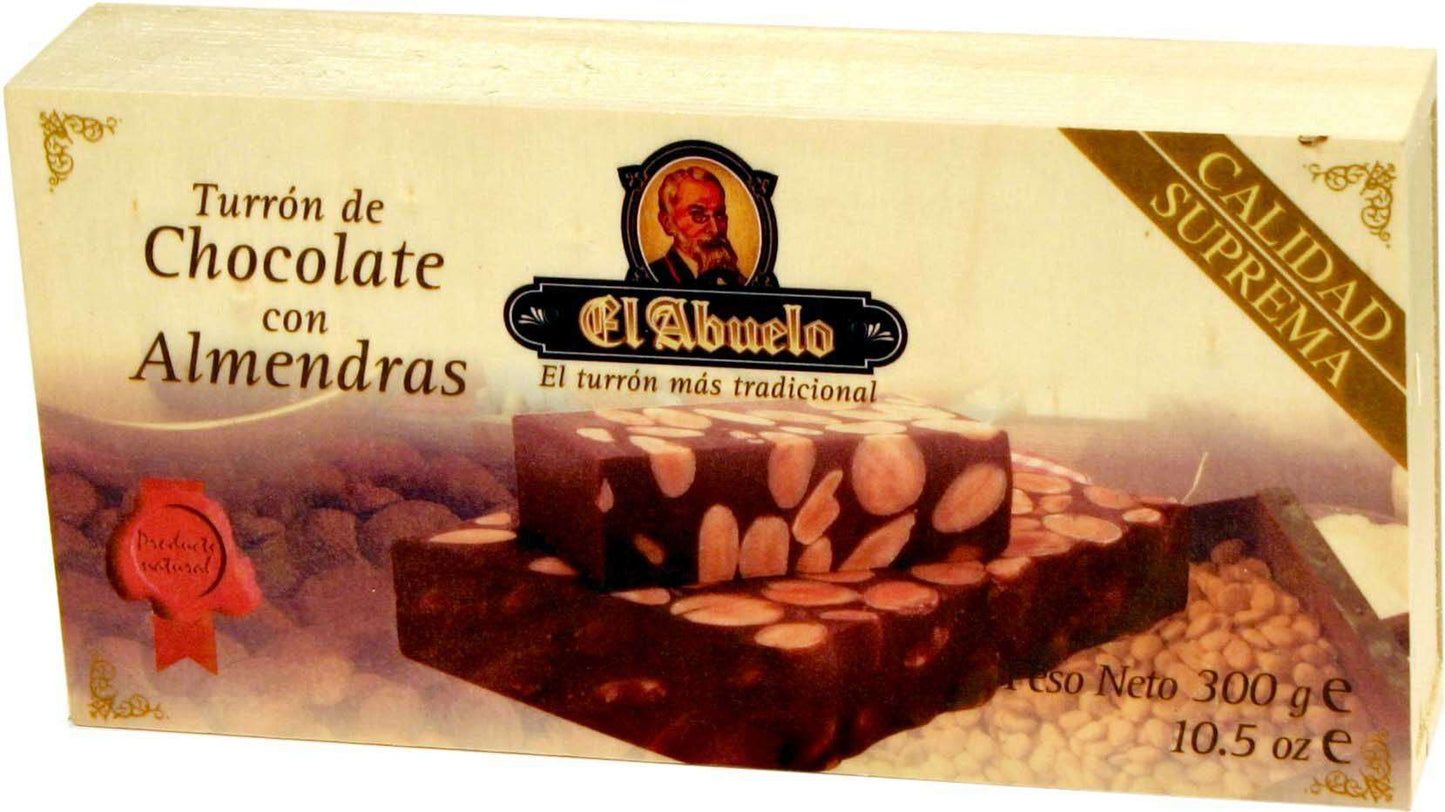 Turrón Chocolate con Almendra El Abuelo de Jijona S.A. presenta dos piezas de rico turrón de chocolate con almendras enteras. Peso neto 300 g. ¡Perfecto para los amantes del chocolate y las almendras!.