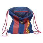 Abre la Bolsa Mochila con Cuerdas Levante U.D. azul con dos rayas verticales rojas, un bolsillo con cremallera en el interior y un logotipo en forma de corazón con el texto "LEVANTE UD 1909" en la parte delantera. Perfecta para cualquier ocasión deportiva, esta mochila con cuerdas muestra tu amor por el Levante U.D. mientras mantienes tus objetos esenciales seguros.