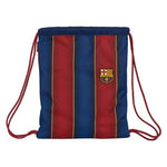 Una Bolsa Mochila con Cuerdas F.C. Barcelona Granate Azul marino, con escudo en la parte delantera.