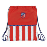 Bolsa Mochila con Cuerdas Atlético Madrid, una bolsa roja con cordón y rayas verticales blancas y ribete azul, que presenta el logotipo del equipo deportivo Atlético de Madrid y los números "1903" que se muestran varias veces cerca del centro. Ideal para niños.