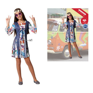 Una joven con el "Disfraz para niños hippie" de BigBuy Carnival posa con símbolos de la paz, abrazando el espíritu hippie con un vestido colorido de manga larga y una corona de flores. Una ilustración de temática hippie se ve en el fondo.