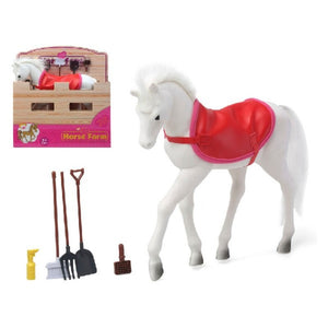 Un caballo de juguete con una silla de montar roja se encuentra junto a un conjunto de herramientas de limpieza en miniatura, que incluyen una botella rociadora, una escoba, una pala, una horca y un cepillo. Este set "Caballos Farm" (34 x 32 cm) de BigBuy Kids incluye un fondo de caja de establo de madera con la etiqueta "Caballos Farm", lo que garantiza calidad y diversión para los pequeños jinetes.