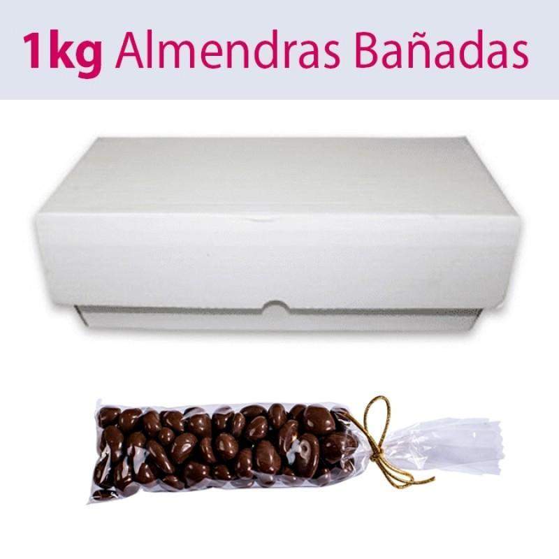 Una caja etiquetada "Peladillas de almendras cubiertas bañadas de chocolate 1KG" de la marca ChocolateSI contiene una bolsa transparente de ricas almendras cubiertas de chocolate, conocidas como almendras de chocolate, elegantemente atadas con un lazo dorado.