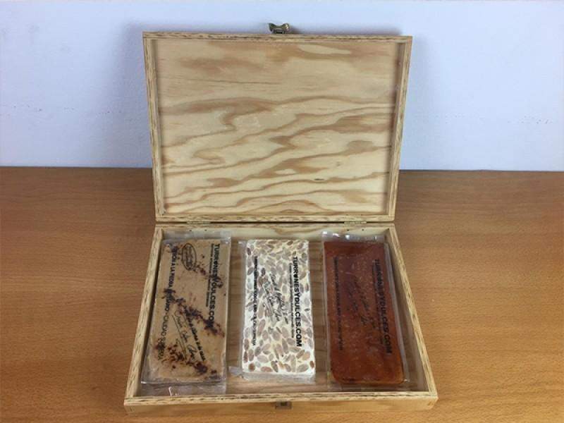 Caja de madera con tapa para 3 turrones (vacía) - Madera Natural de Pino Barnizada - Formato Estuche con visagras doradas-ChocolateSI-Blandos,Cajas,Duro,Estuches,Lotes,turrones artesanos