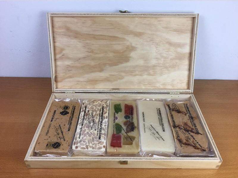 Caja de madera con tapa para 5 turrones (vacía) - Madera Natural de Pino Barnizada - Formato Estuche con visagras doradas-ChocolateSI-Blandos,Cajas,Con Almendras,Con Frutas,Duro,Estuches,Lotes,Sin Gluten,turrones artesanos