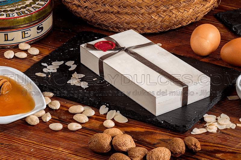 Turrón a la Piedra tradicional, apto para veganos y Artesano – caja de madera 300 g - chocolateSI.com