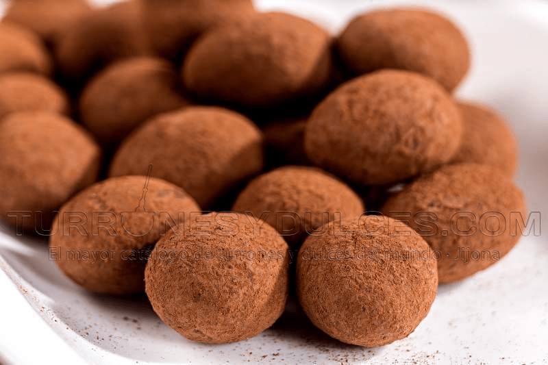 Almendras con praliné de chocolate blanco cubiertas de cacao 1KG - chocolateSI.com