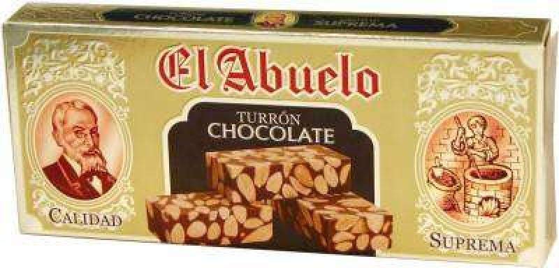 Una caja de 24 piezas de Turrón de Chocolate con Almendras El Abuelo de Jijona S.A. presenta el clásico turrón hecho con almendras Marcona, empaquetado con imágenes de un hombre y escenas tradicionales de fabricación de dulces.
