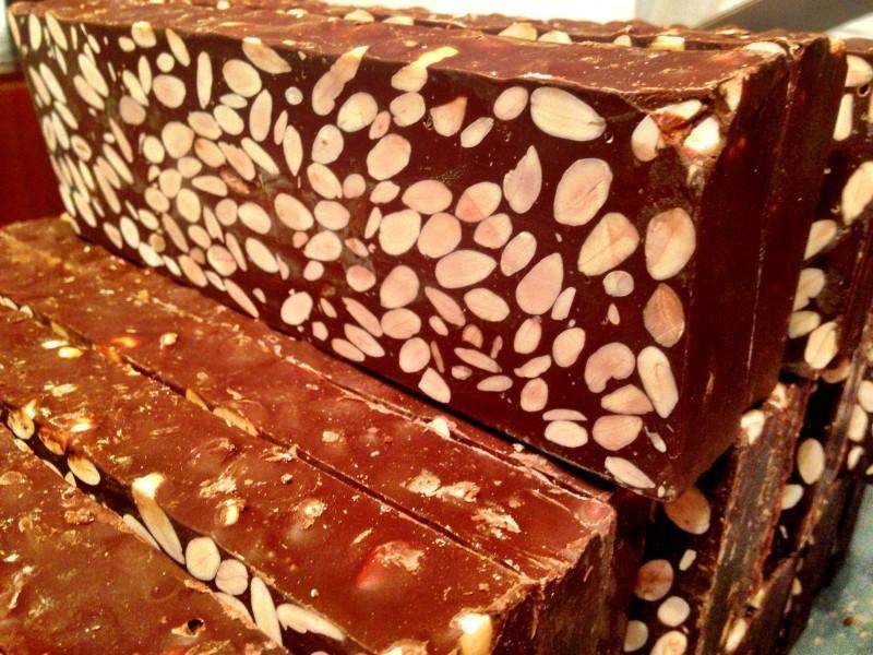 Turrón Chocolate con leche con almendras, 500 grs. - chocolateSI.com