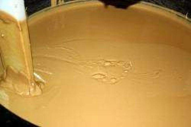 Un primer plano del espeso y suave Turrón Jijona 300 g El Abuelo de Jijona S.A., removido en un recipiente grande, resalta su rico color y su textura cremosa -elaborado artesanalmente con almendra marcona en Jijona, Alicante.
