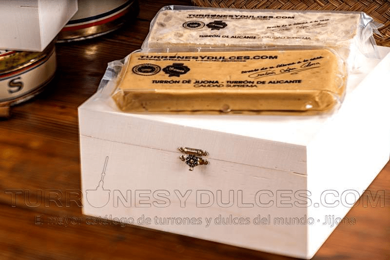 Caja de madera con tapa para 6 u 8 turrones (vacía) - Madera Natural de Chopo - 20cm x 20cm x 10cm - Visagras y Cierre Doradas - chocolateSI.com