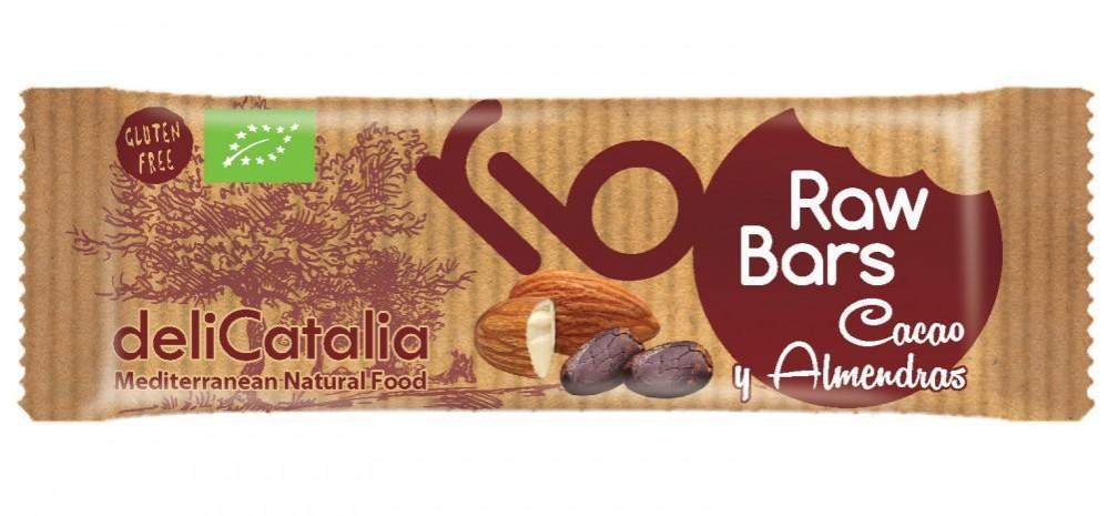 La Barrita ecológica Raw de 30g de Cacao y almendras de deliCatalia de Jijona S.A. lleva granos de cacao, dátiles ecológicos y una almendra en el envase, está etiquetada como sin gluten y ecológica, con sabor a cacao en polvo y almendra.